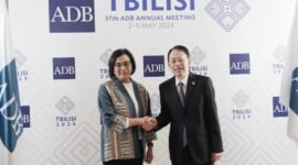 Menteri Keuangan (Menkeu) RI Sri Mulyani Indrawati dan Presiden Asian Development Bank (ADB) Masatsugu Asakawa di Tbilisi, Georgia, Sabtu (4/5/2024). (Instagram.com/@smindrawati)