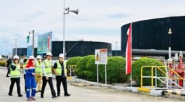 Presiden Jokowi meninjau proses produksi minyak dan gas bumi (migas) di Kawasan PT Pertamina Hulu Rokan Dumai, Kota Dumai, pada Kamis, 5 Januari 2023. (Dok. Presidenri.go.id)