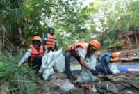 Bertepatan dengan Hari Sungai Nasional yang dirayakan setiap tanggal 27 Juli, PT PGN Tbk mengangkut sebanyak 7,9 ton sampah dari Sungai Ciliwung. (Dok. PT PGN Tbk)