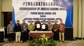 MoU antara Bulog Wilayah NTB dengan peternak rakyat yang tergabung dalam Pinsar Petelur Nasional (PPN) pada Senin (22/7/2024) di Mataram, Nusa Tenggara Barat. (Dok. Tim Komunikasi Bapanas)

