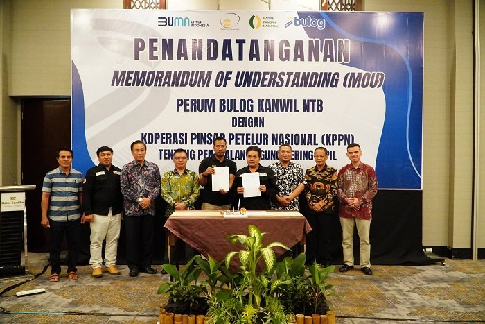 MoU antara Bulog Wilayah NTB dengan peternak rakyat yang tergabung dalam Pinsar Petelur Nasional (PPN) pada Senin (22/7/2024) di Mataram, Nusa Tenggara Barat. (Dok. Tim Komunikasi Bapanas)

