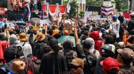 Massa dari berbagai kalangan, termasuk mahasiswa, melakukan unjuk rasa untuk menentang disahkannya RUU Pilkada di depan Gedung DPR. (Instagram.com @nuonline_id)