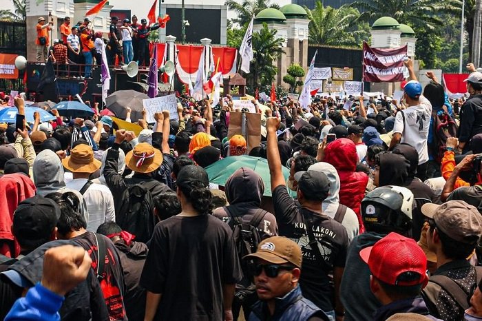 Massa dari berbagai kalangan, termasuk mahasiswa, melakukan unjuk rasa untuk menentang disahkannya RUU Pilkada di depan Gedung DPR. (Instagram.com @nuonline_id)