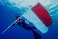 Pertamina Gelar Pengibaran Bendera Bawah Laut hingga Pemberian Beasiswa. (Dok. Pertamina.com)