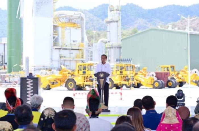 Presiden Joko Widodo meresmikan smelter tembaga dan pemurnian logam mulia PT Amman Mineral Internasional Tbk., yang berlokasi di Kabupaten Sumbawa Barat, Nusa Tenggara Barat, pada Senin, 23 September 2024. (BPMI Setpres/Muchlis Jr)