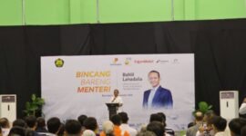 Menteri Energi dan Sumber Daya Mineral (ESDM) Bahlil Lahadalia saat berbincang dengan jajaran manajemen, insinyur, dan operator Blok Cepu di Bojonegoro, Jawa Timur, Senin (30/9/2024). (Dok. esdm.go.id)