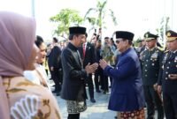 Presiden RI ke-8 Prabowo Subianto mengantar Presiden RI ke-7 Joko Widodo (Jokowi) beserta Iriana Jokowi. (Dok. Tim Media Prabowo)