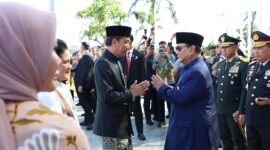 Presiden RI ke-8 Prabowo Subianto mengantar Presiden RI ke-7 Joko Widodo (Jokowi) beserta Iriana Jokowi. (Dok. Tim Media Prabowo)