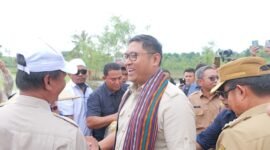 Wakil Menteri Pertanian (Wamentan) RI, Sudaryono melakukan tanam raya padi varietas unggul Gadjah Mada Gogo Rancah (Gamagora) 7 bersama Himpunan Kerukunan Tani Indonesia (HKTI). (Dok. Kementerian Pertanian)