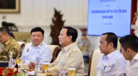 Presiden Prabowo Subianto menggelar rapat terbatas sekaligus makan siang bersama sejumlah jajaran Menteri Kabinet Merah Putih. (Facebook.com @Prabowo Subianto )

