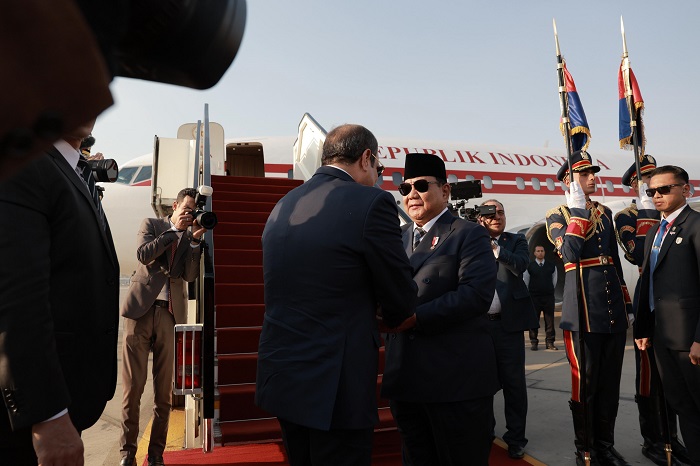 Presiden Mesir Abdel Fattah El Sisi secara langsung mengantar keberangkatan Presiden RI Prabowo Subianto ke bandara menuju Doha, Qatar. (Dok. Tim Media Prabowo)
