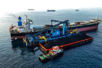 1. Armada kapal tongkang ALII berlayar dari pelabuhan Kalimantan, menandakan skala operasi logistik. (Dok. ancaralogistics.co.id)