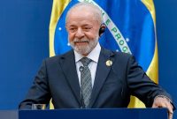 1. Presiden Lula menolak tarif AS dan tegaskan hak rakyat atas logam tanah jarang nasional. (Facebook.com @Lula)