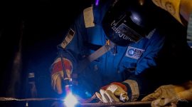 Aktivitas Seorang pekerja melakukan pengelasan sebagai bagian dari aktivitas peremajaan jalur pipa distribusi migas PHE ONWJ. (Dok. PHE ONWJ)