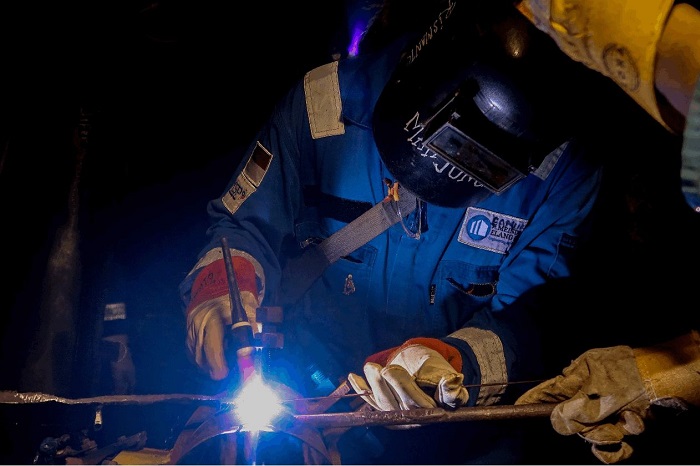 Aktivitas Seorang pekerja melakukan pengelasan sebagai bagian dari aktivitas peremajaan jalur pipa distribusi migas PHE ONWJ. (Dok. PHE ONWJ)