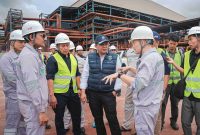 Deputi Rizal Irawan dari KLH memeriksa area penampungan limbah B3 PT HNC di Kawasan IWIP, Weda Bay. (Dok. kemenlh.go.id)