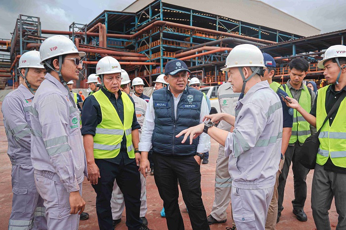 Deputi Rizal Irawan dari KLH memeriksa area penampungan limbah B3 PT HNC di Kawasan IWIP, Weda Bay. (Dok. kemenlh.go.id)