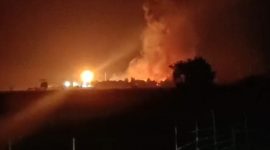 2. Kobaran api dari sumur migas Subang masih menyala, warga sudah dievakuasi ke tempat aman. (Dok. Video Viral)