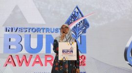 1. Fitri Erika menerima penghargaan atas nama PHE di ajang Investortrust BUMN Awards 2025 sebagai bukti keunggulan eksplorasi dan produksi. (Dok. PHE)