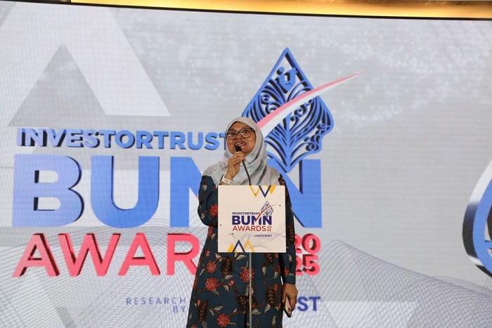 1. Fitri Erika menerima penghargaan atas nama PHE di ajang Investortrust BUMN Awards 2025 sebagai bukti keunggulan eksplorasi dan produksi. (Dok. PHE)