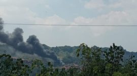 1. Api berkobar dari sumur minyak rakyat di Blora, meninggalkan duka mendalam bagi keluarga korban. (Dok. Tangkapan layar video)