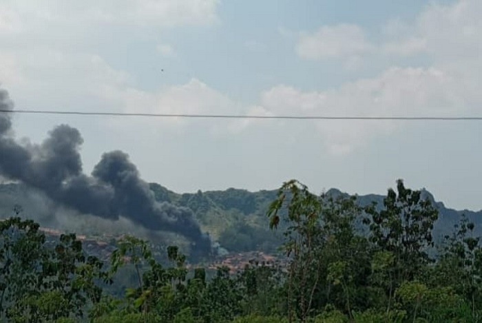 1. Api berkobar dari sumur minyak rakyat di Blora, meninggalkan duka mendalam bagi keluarga korban. (Dok. Tangkapan layar video)