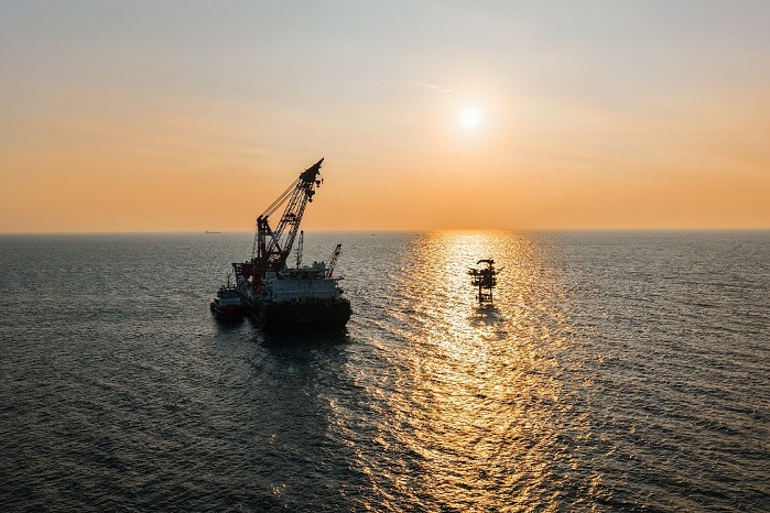 Anjungan OOA berdiri kokoh di laut Jawa Barat setelah instalasi penuh. (Dok. PHE ONWJ)