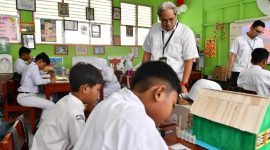 Relawan Pertamina mengajar kreatif di ruang kelas, membangkitkan semangat belajar siswa. (Dok. Pertamina Energi)

