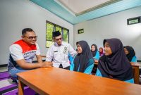 Peserta program kejar paket di Bojonegoro menerima modul belajar dengan semangat.(Dok. PT Pertamina EP Cepu)