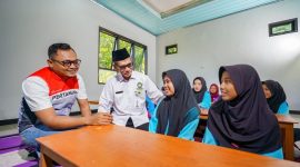 Peserta program kejar paket di Bojonegoro menerima modul belajar dengan semangat.(Dok. PT Pertamina EP Cepu)