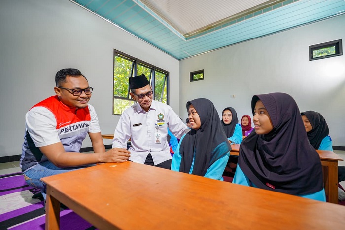 Peserta program kejar paket di Bojonegoro menerima modul belajar dengan semangat.(Dok. PT Pertamina EP Cepu)