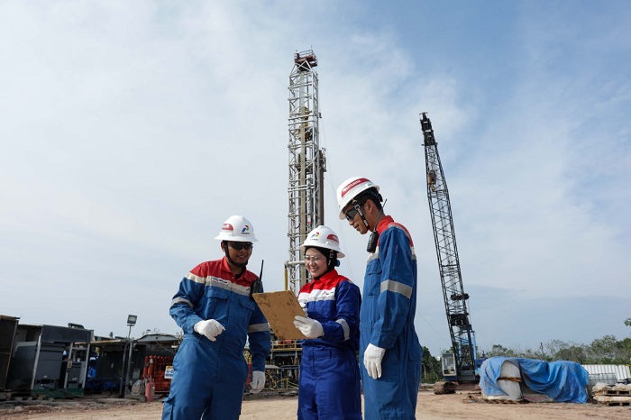 3. Pekerjaan rig dengan sistem walking di Adera Field, mempercepat produksi migas nasional. (Dok. Pertamina EP)